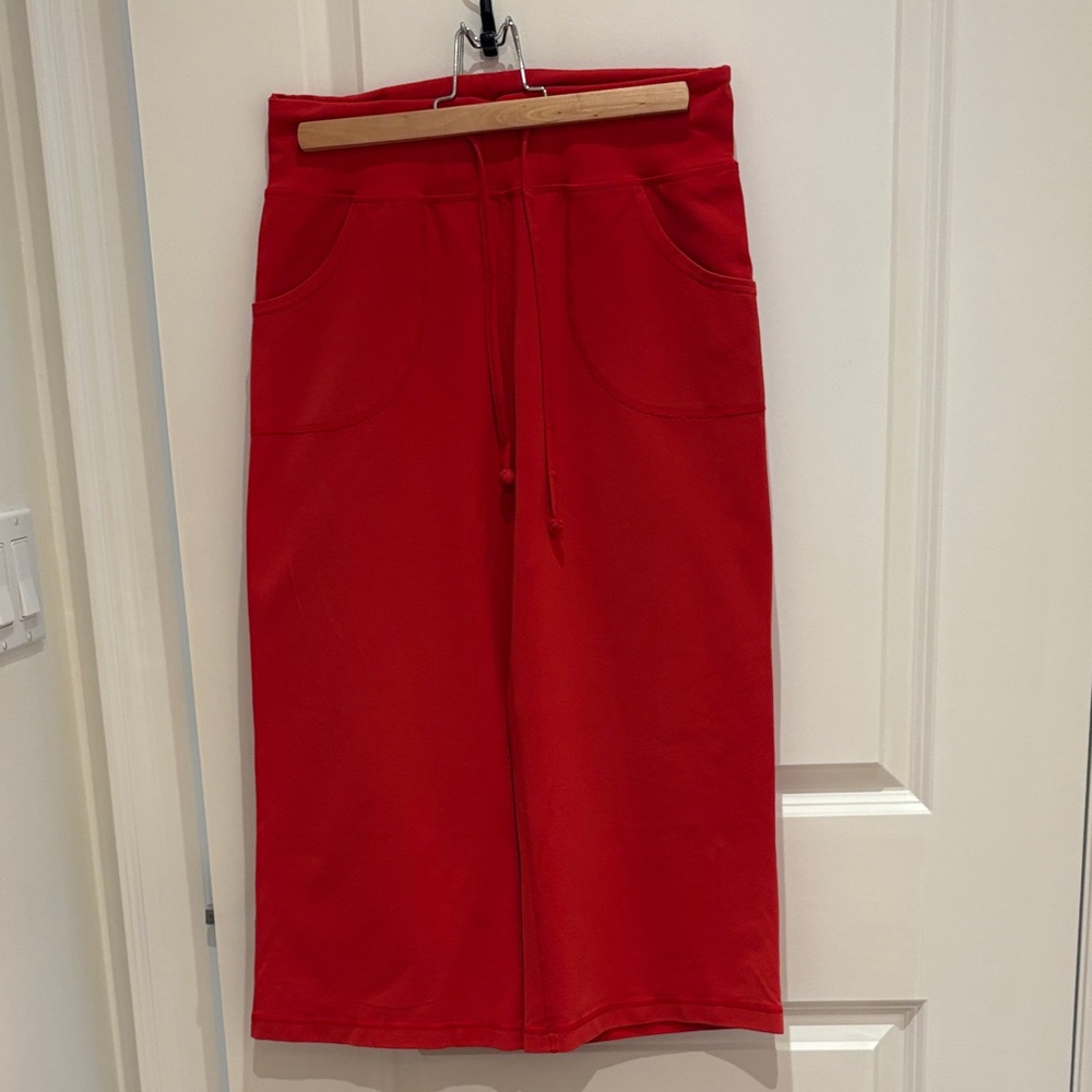 lululemon athletica Bright Red Drawstring cropped pants; made in Canada